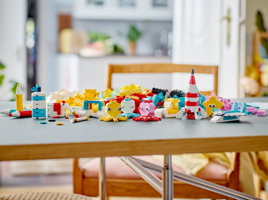 https://www.lego.com/cdn/cs/set/assets/blt884e2ec19e993a47/11032_alt8.png