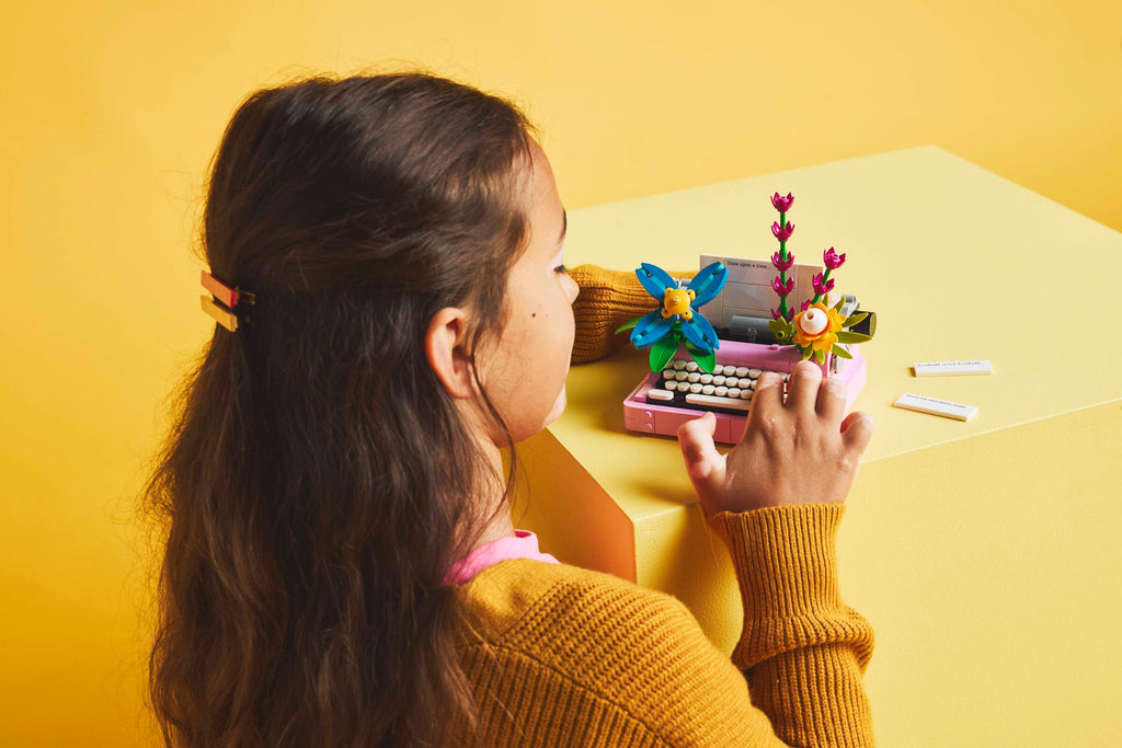 https://www.lego.com/cdn/cs/set/assets/blt78a275c8b91857f4/31169_Lifestyle_Cons1_en-gb.jpg
