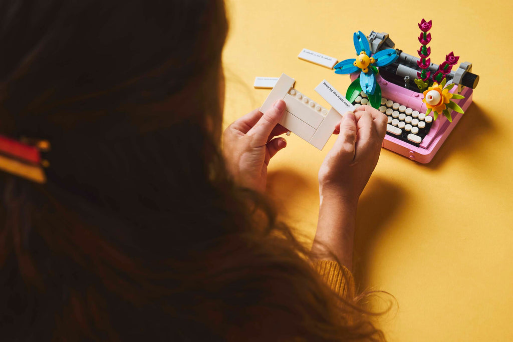 https://www.lego.com/cdn/cs/set/assets/blt0bf9541ddab3ec10/31169_Lifestyle_Cons4_en-gb.jpg