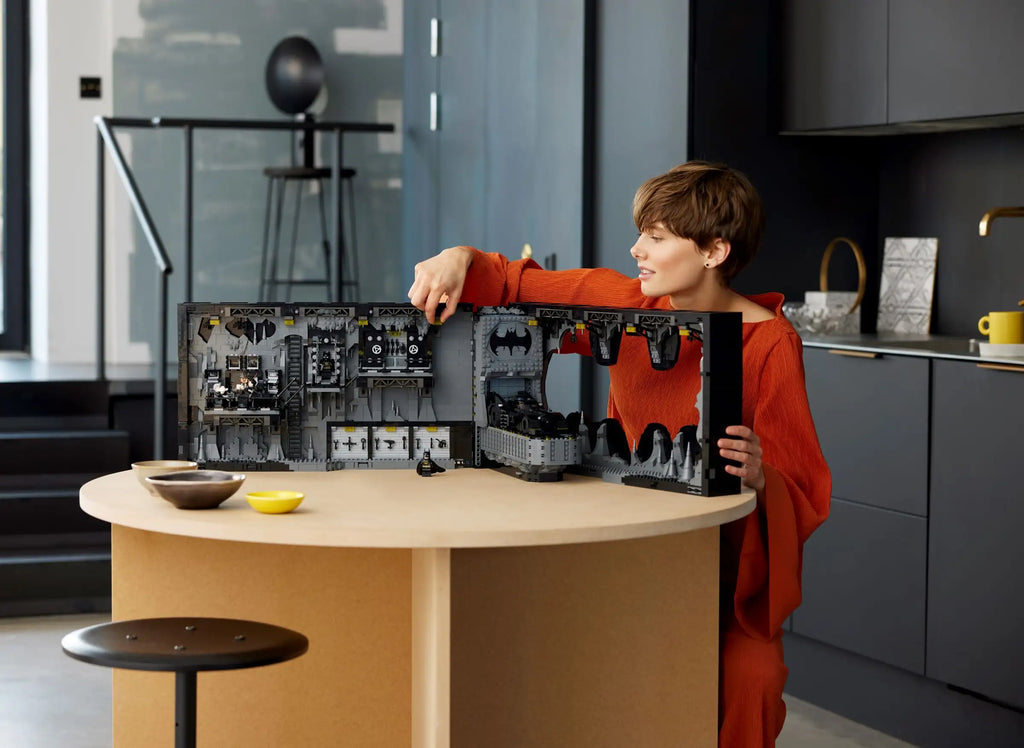 Lego DC Comics Batcave™ –  Shadow Box