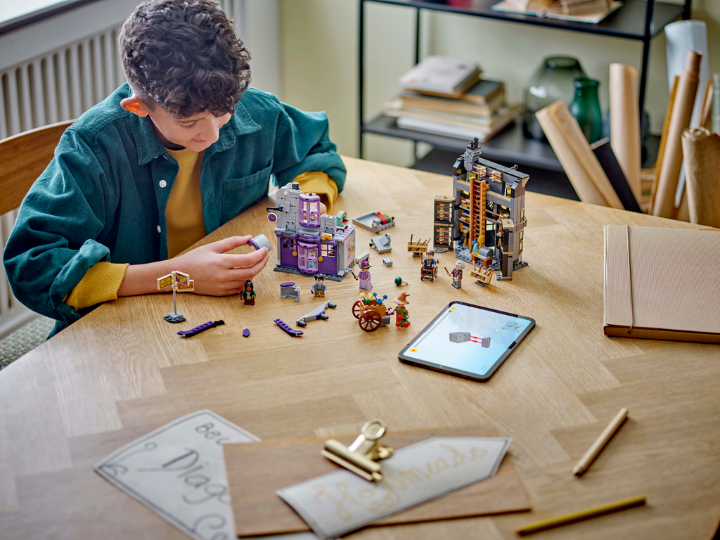 https://www.lego.com/cdn/cs/set/assets/blt4077d4c1ec8bd027/76439_Lifestyle_build.png