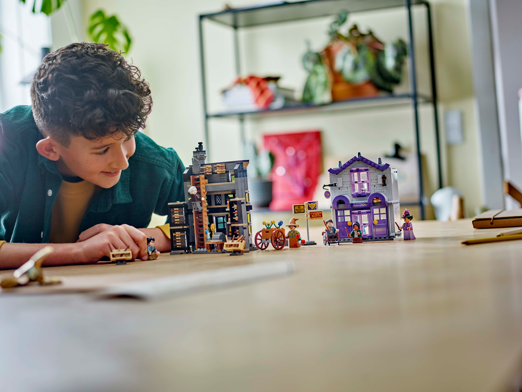 https://www.lego.com/cdn/cs/set/assets/blt6a89c5f15964529e/76439_Lifestyle_cons.png
