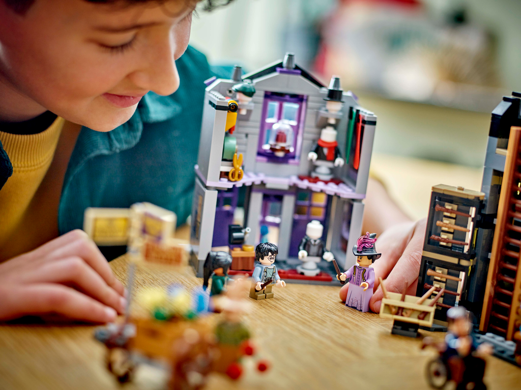 https://www.lego.com/cdn/cs/set/assets/blt7c2672bc5d1083f2/76439_Lifestyle_cons_2.png