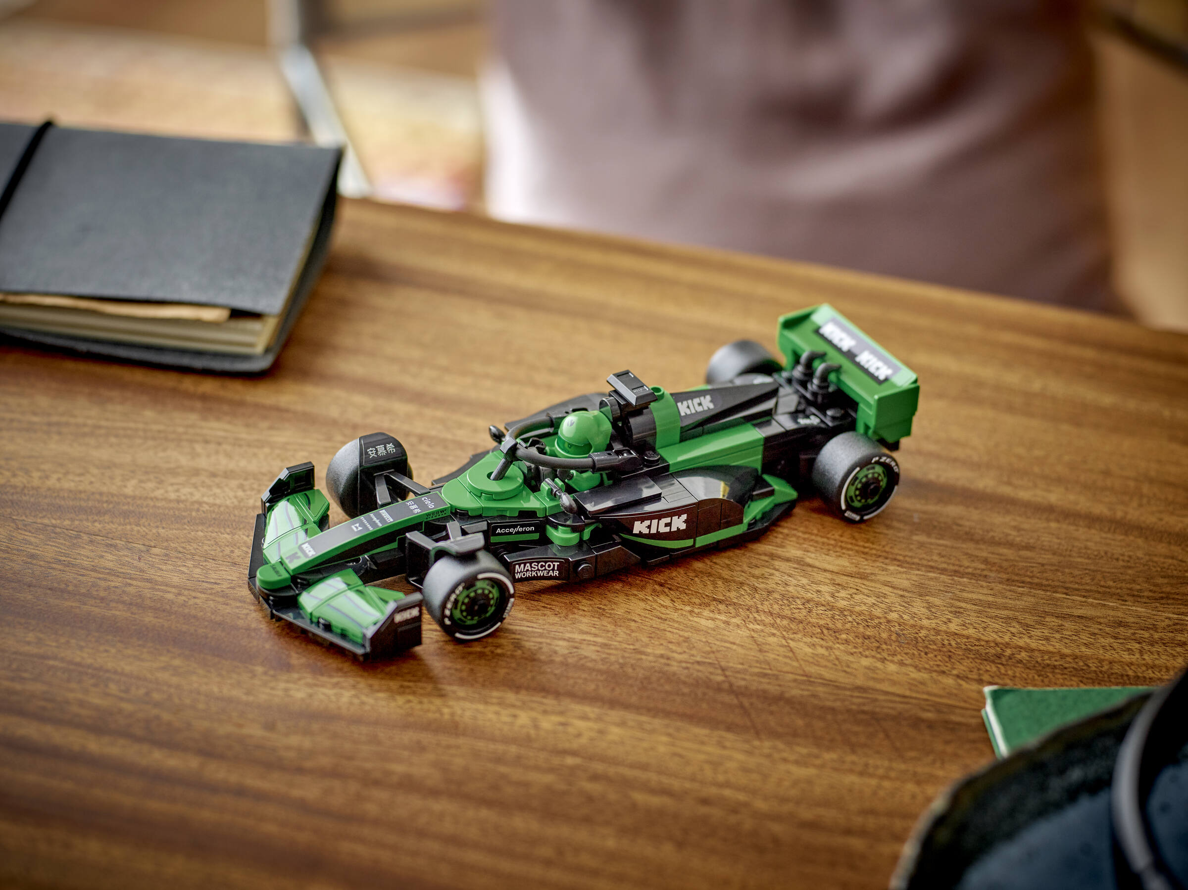 LEGO Speed Champions - KICK Sauber F1® Team C44 Race Car - 77247