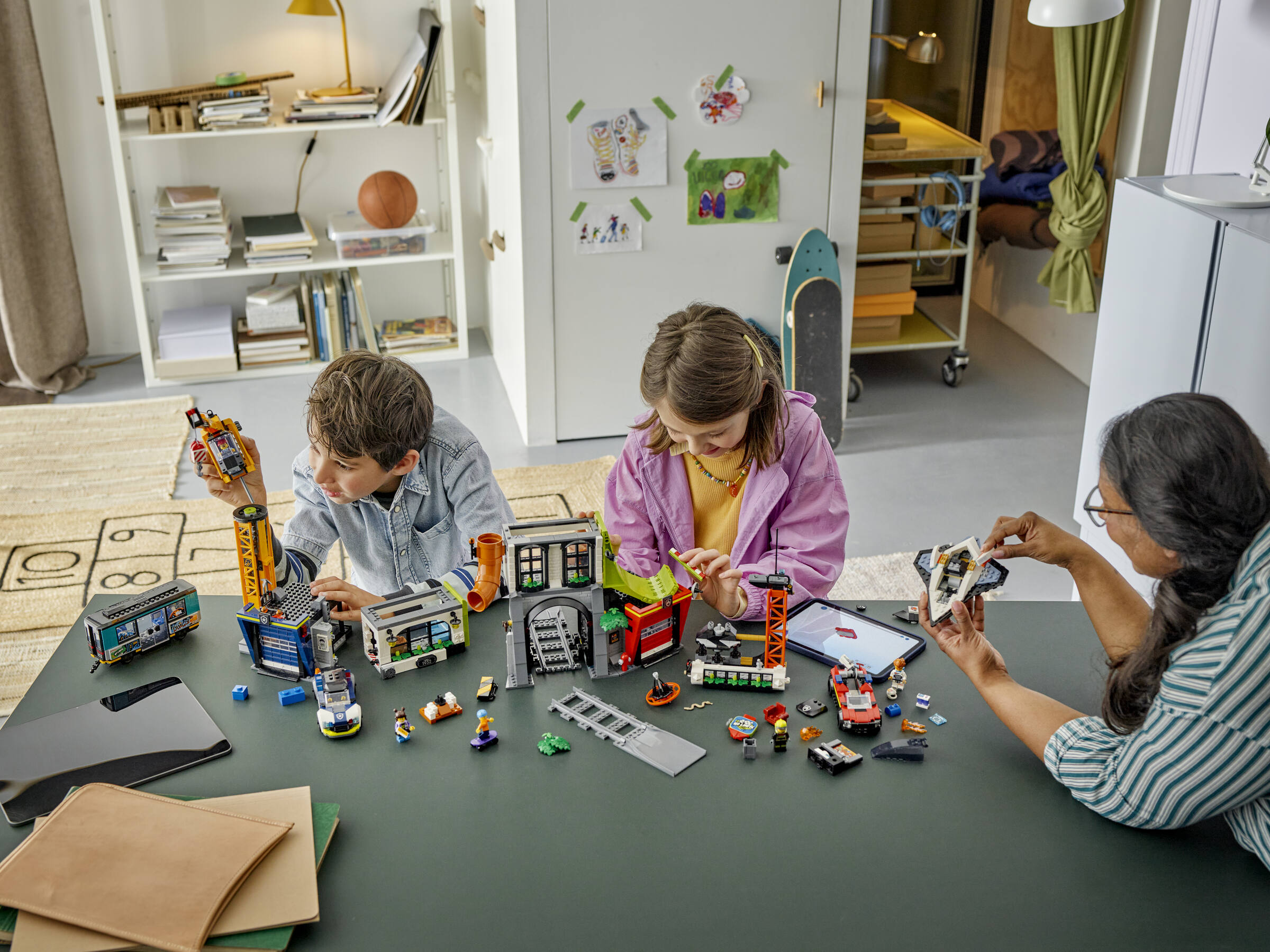 https://www.lego.com/cdn/cs/set/assets/blt66084c54f1eca3d1/60473_Lifestyle_Build_en-gb.jpg