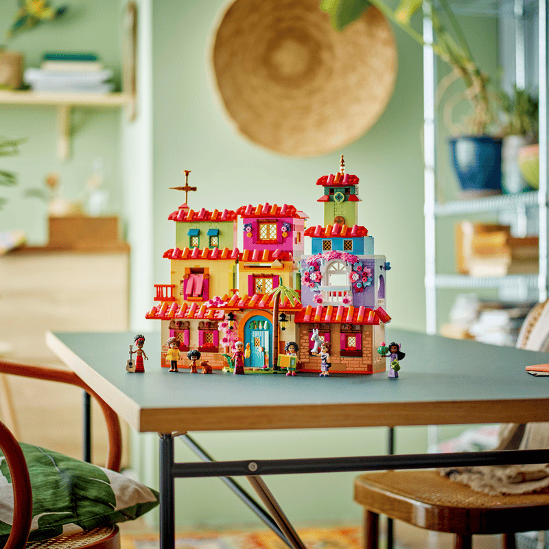https://www.lego.com/cdn/cs/set/assets/blta6d5ef3df46d7818/43245_Lifestyle1.png?fit=crop&quality=80&width=800&height=800&dpr=1