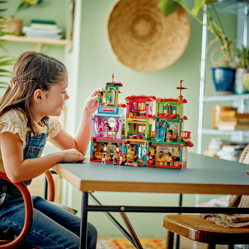 https://www.lego.com/cdn/cs/set/assets/blt17229bd2723b6561/43245_Lifestyle2.png?fit=crop&quality=80&width=800&height=800&dpr=1