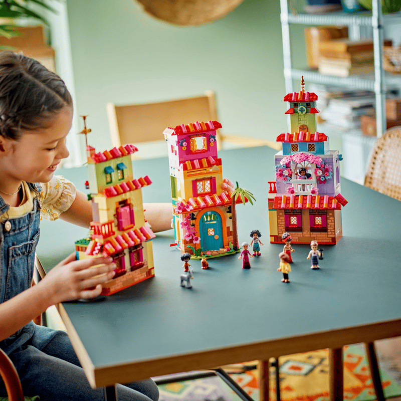 https://www.lego.com/cdn/cs/set/assets/blt78aa8f567f76b354/43245_Lifestyle3.png?fit=crop&quality=80&width=800&height=800&dpr=1