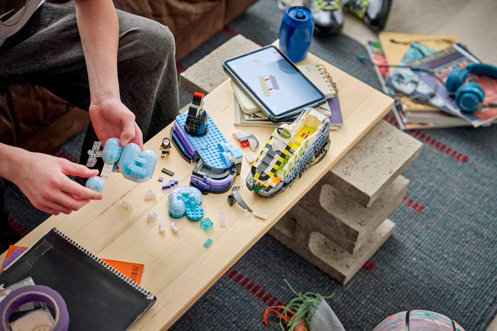 https://www.lego.com/cdn/cs/set/assets/blta44349ce7482df4f/blte76f8eeef463f0d2-43025_Lifestyle_build.jpg