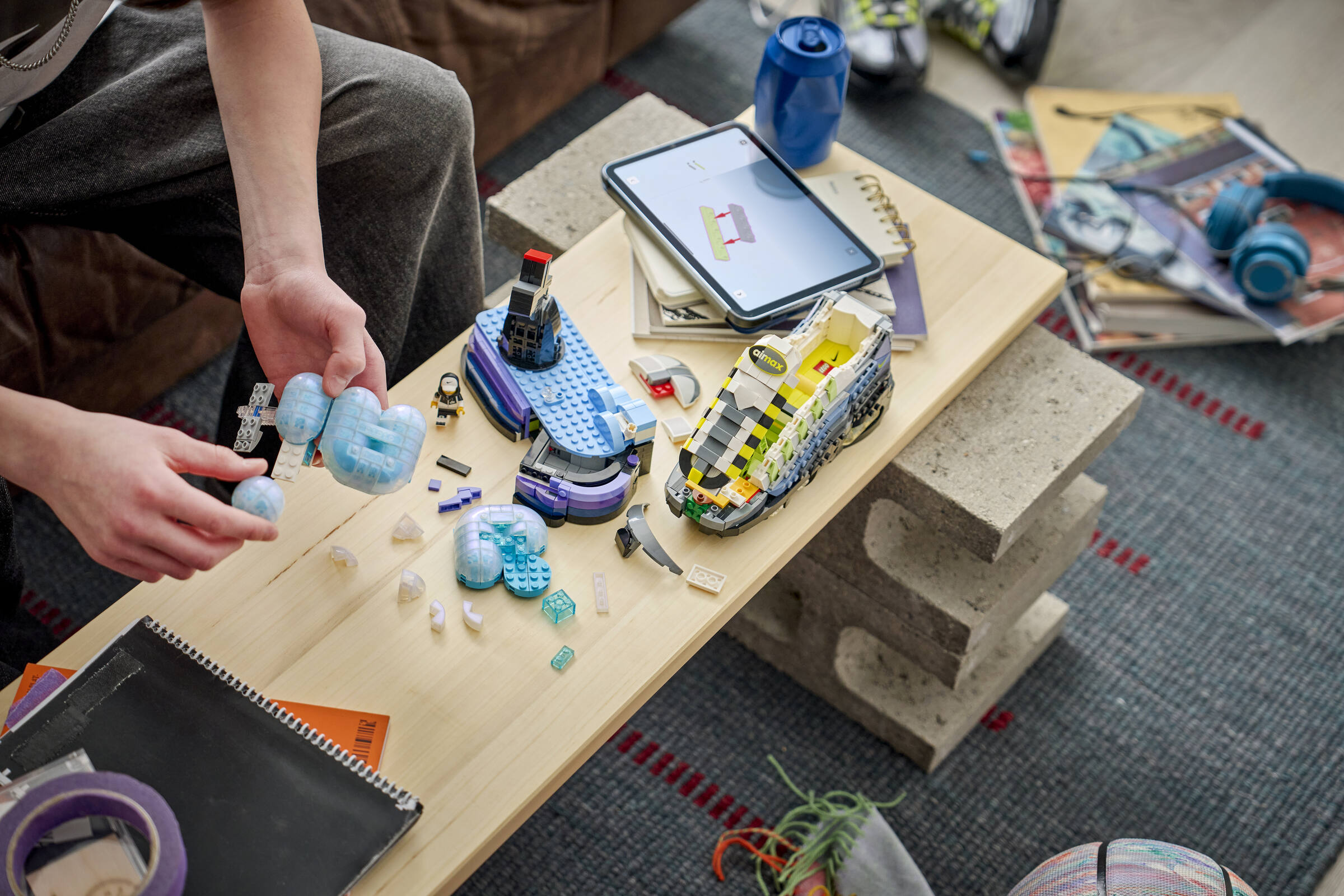 https://www.lego.com/cdn/cs/set/assets/blta44349ce7482df4f/blte76f8eeef463f0d2-43025_Lifestyle_build.jpg