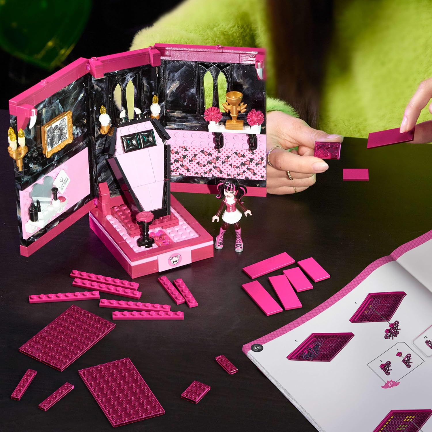 Mega Monster High Draculaura Biblio-Crypt Building Set 301 Pieces