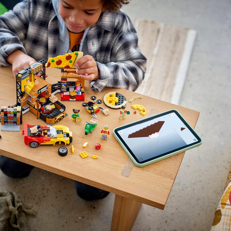 https://www.lego.com/cdn/cs/set/assets/bltdca7583bd0847f6f/blt0122db24849b46a8-60496_Lifestyle_build.jpg?fit=crop&quality=80&width=800&height=800&dpr=1