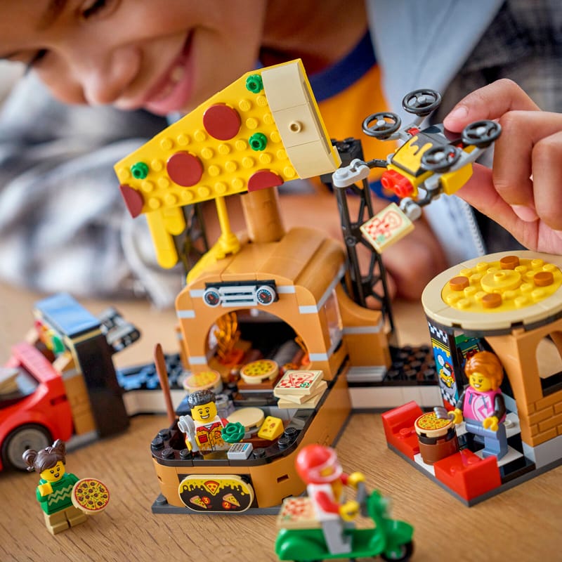 https://www.lego.com/cdn/cs/set/assets/bltc5111f631a9b2246/blt0122db24849b46a8-60496_Lifestyle_cons_2.jpg?fit=crop&quality=80&width=800&height=800&dpr=1