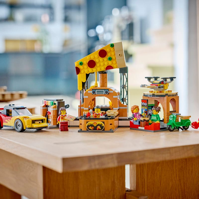 https://www.lego.com/cdn/cs/set/assets/blta4b02f488ee4962c/blt0122db24849b46a8-60496_Lifestyle_envr.jpg?fit=crop&quality=80&width=800&height=800&dpr=1