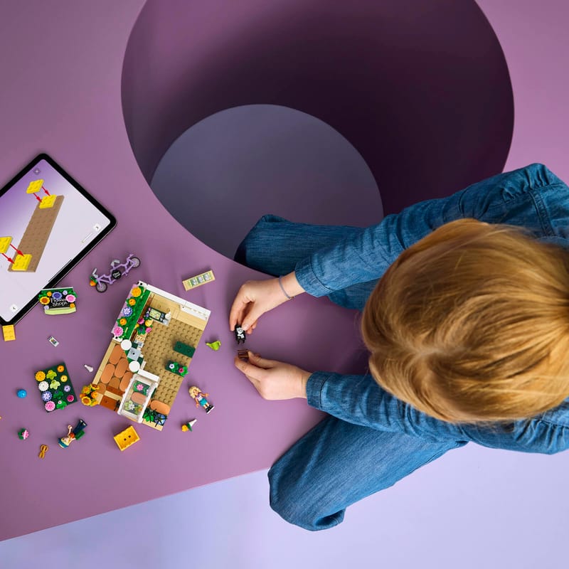 https://www.lego.com/cdn/cs/set/assets/bltf29fd42193fbb020/blt09595536fe8674bc-42693_Lifestyle_Build.jpg?fit=crop&quality=80&width=800&height=800&dpr=1