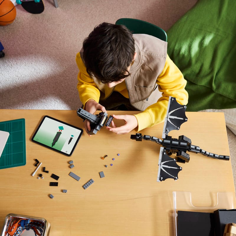 https://www.lego.com/cdn/cs/set/assets/bltd00816c37b5d9338/blt323cbf2c39a14975-21595_Lifestyle_Build.jpg?fit=crop&quality=80&width=800&height=800&dpr=1