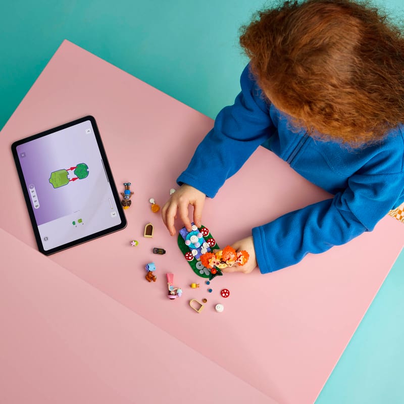 https://www.lego.com/cdn/cs/set/assets/bltb9d433fc6cca3cf3/blt367e2131ca56a3eb-42690_Lifestyle_Build.jpg?fit=crop&quality=80&width=800&height=800&dpr=1