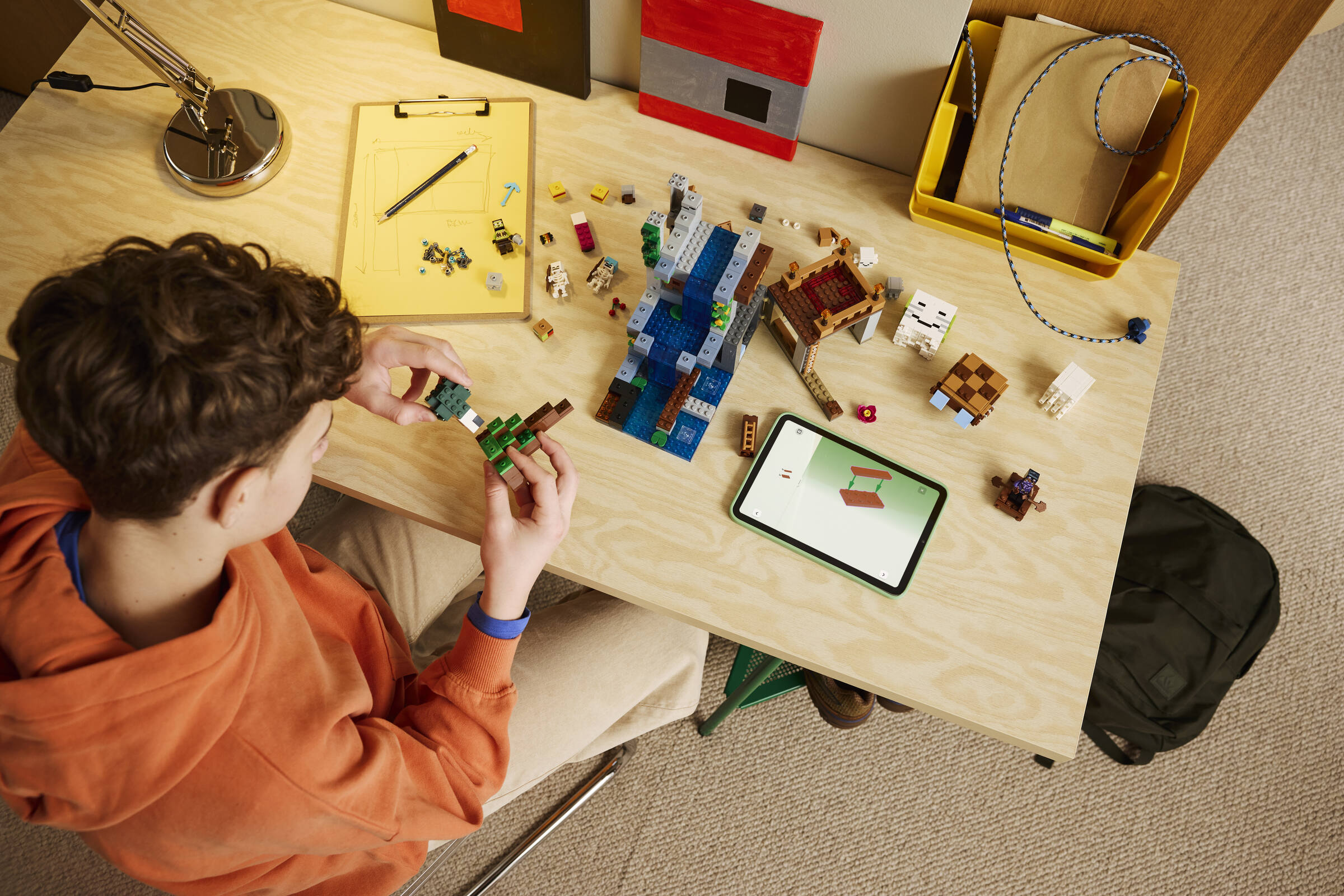 https://www.lego.com/cdn/cs/set/assets/blt9c0010affcc36f20/blt486edd329f0f51a4-21597_Lifestyle_Build.jpg