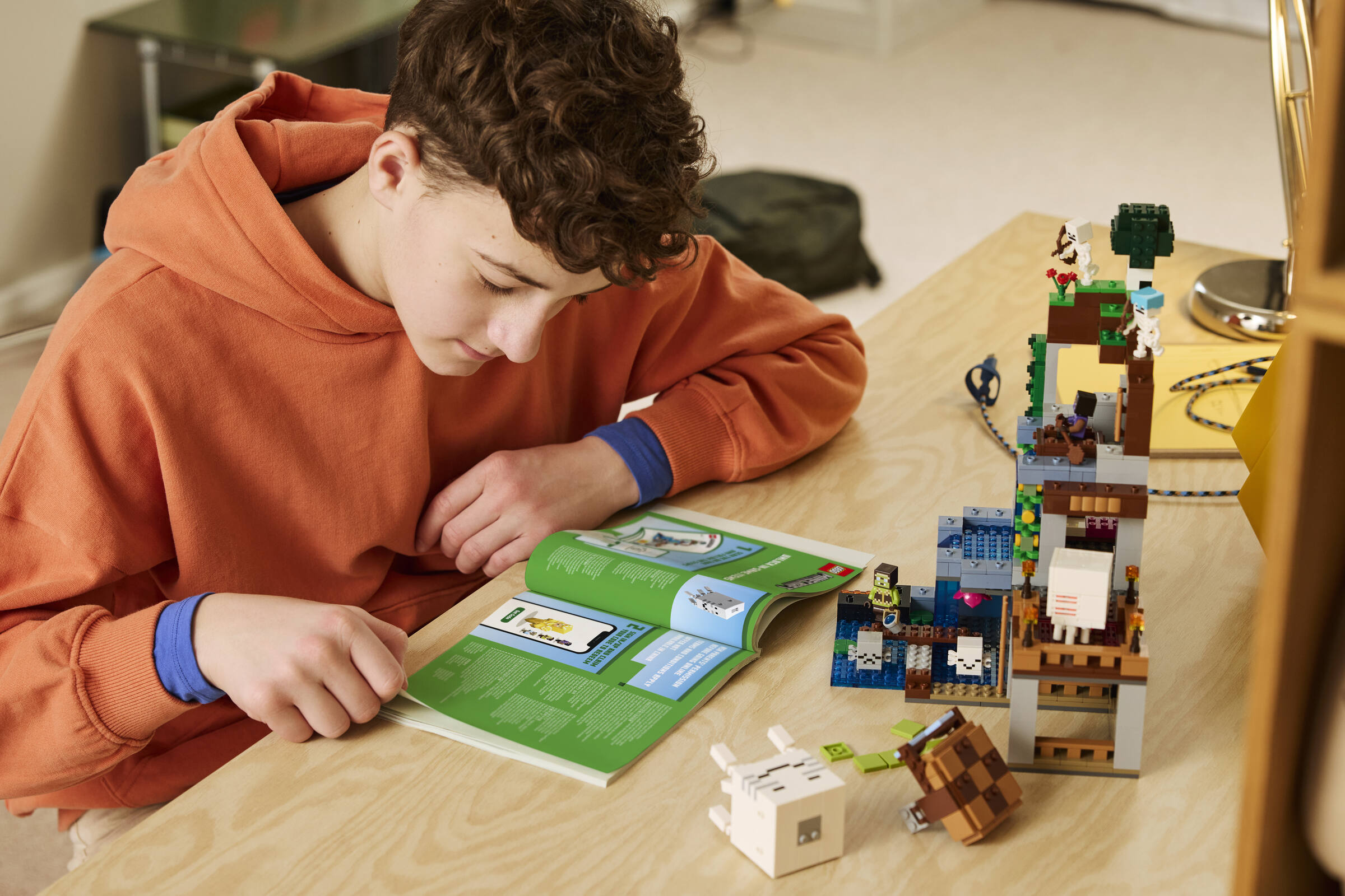 https://www.lego.com/cdn/cs/set/assets/blt83f382e237614ad1/blt486edd329f0f51a4-21597_Lifestyle_Cons_2.jpg
