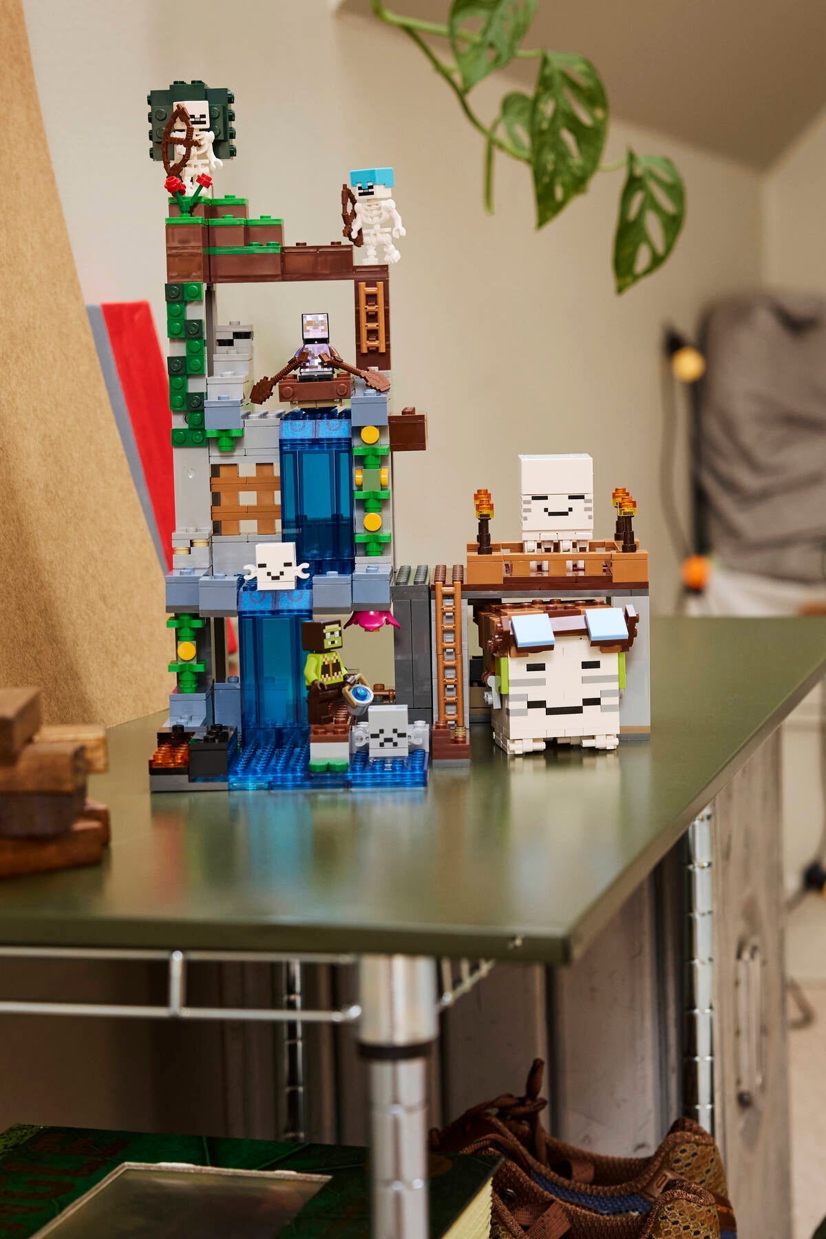 https://www.lego.com/cdn/cs/set/assets/blt6deda237a5165975/blt486edd329f0f51a4-21597_Lifestyle_Cons_3.jpg
