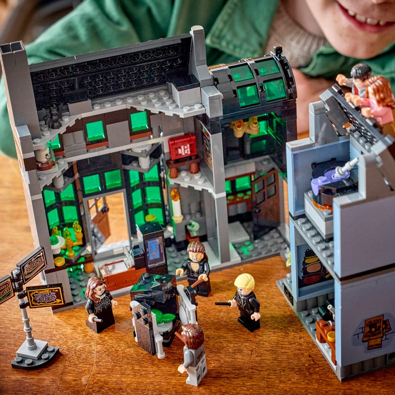 https://www.lego.com/cdn/cs/set/assets/blt54693179534e174a/blt576f67fbbf7fdd09-76471_Lifestyle_cons_2.jpg?fit=crop&quality=80&width=800&height=800&dpr=1