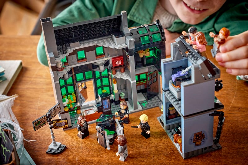 https://www.lego.com/cdn/cs/set/assets/blt54693179534e174a/blt576f67fbbf7fdd09-76471_Lifestyle_cons_2.jpg?format=webply&fit=bounds&quality=80&width=800&height=800&dpr=1