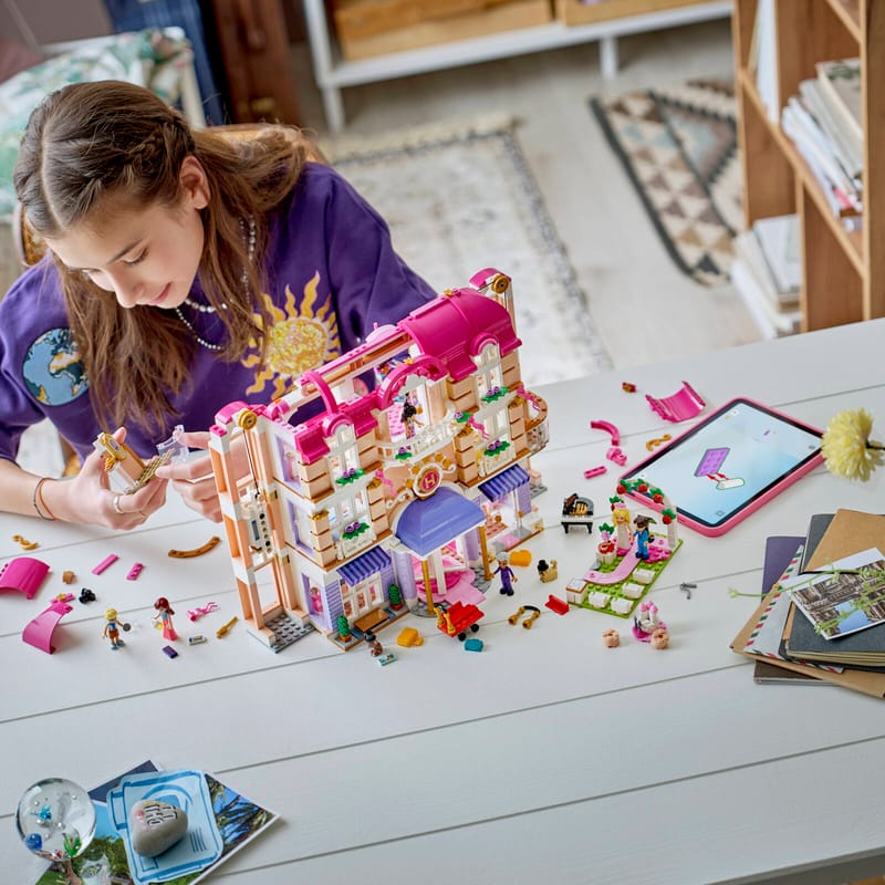 https://www.lego.com/cdn/cs/set/assets/bltdbb6e17b42b55e32/blt630e1f33b9e4faab-42704_Lifestyle_build.jpg?fit=crop&quality=80&width=800&height=800&dpr=1