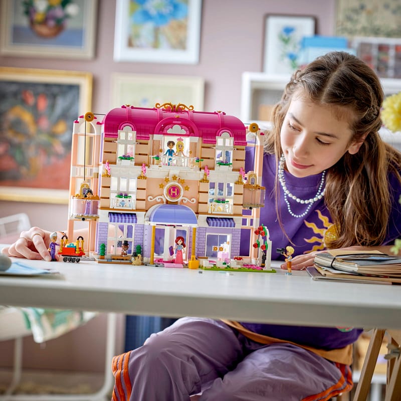 https://www.lego.com/cdn/cs/set/assets/bltaf7a226275eb2e8d/blt630e1f33b9e4faab-42704_Lifestyle_cons.jpg?fit=crop&quality=80&width=800&height=800&dpr=1