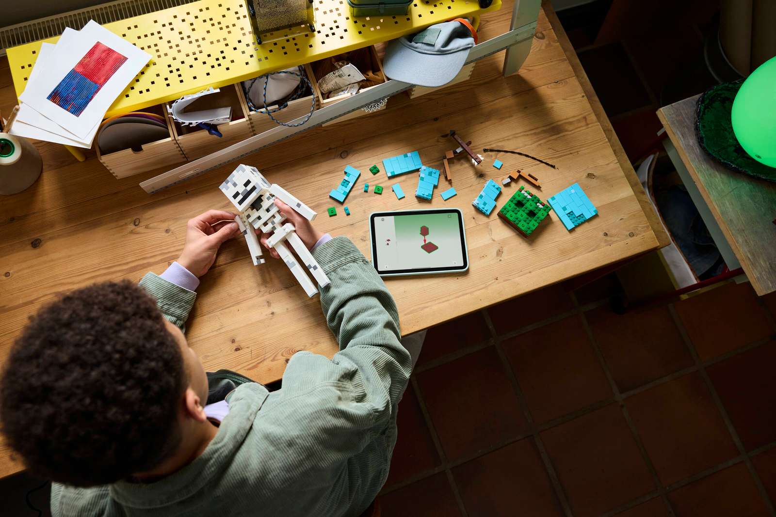 https://www.lego.com/cdn/cs/set/assets/bltd59ed01de8cf0dfe/blt7056ccc1d0e380db-21594_Lifestyle_Build.jpg?format=webply&fit=bounds&quality=60&width=800&height=800&dpr=2