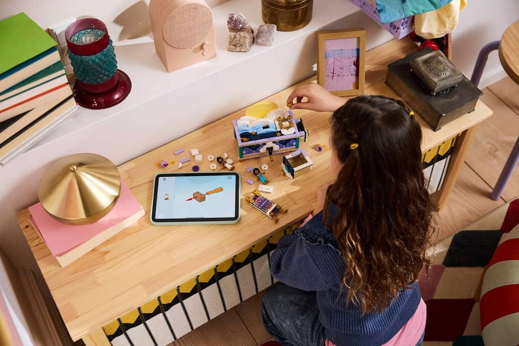 https://www.lego.com/cdn/cs/set/assets/bltbd8b8d7049e0ba60/blt86c4434f62e9b89f-43295_Lifestyle_Build.jpg?format=webply&fit=bounds&quality=70&width=800&height=800&dpr=1.5