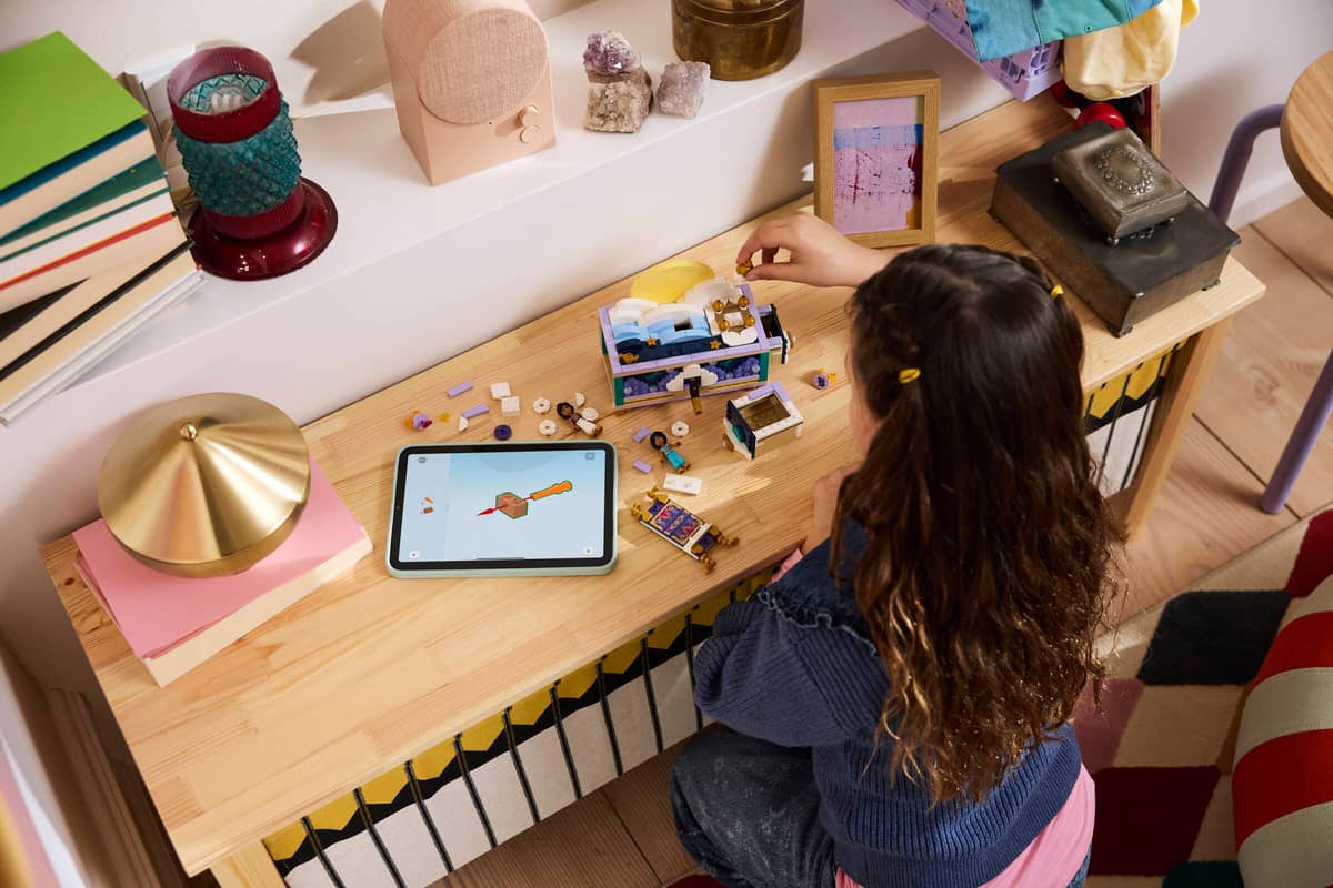 https://www.lego.com/cdn/cs/set/assets/bltbd8b8d7049e0ba60/blt86c4434f62e9b89f-43295_Lifestyle_Build.jpg?format=webply&fit=bounds&quality=70&width=800&height=800&dpr=1.5