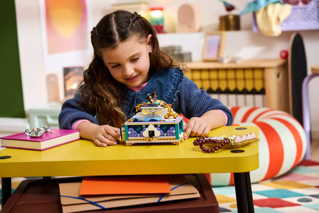 https://www.lego.com/cdn/cs/set/assets/blt4493c4f1834b0176/blt86c4434f62e9b89f-43295_Lifestyle_Cons.jpg?format=webply&fit=bounds&quality=70&width=800&height=800&dpr=1.5