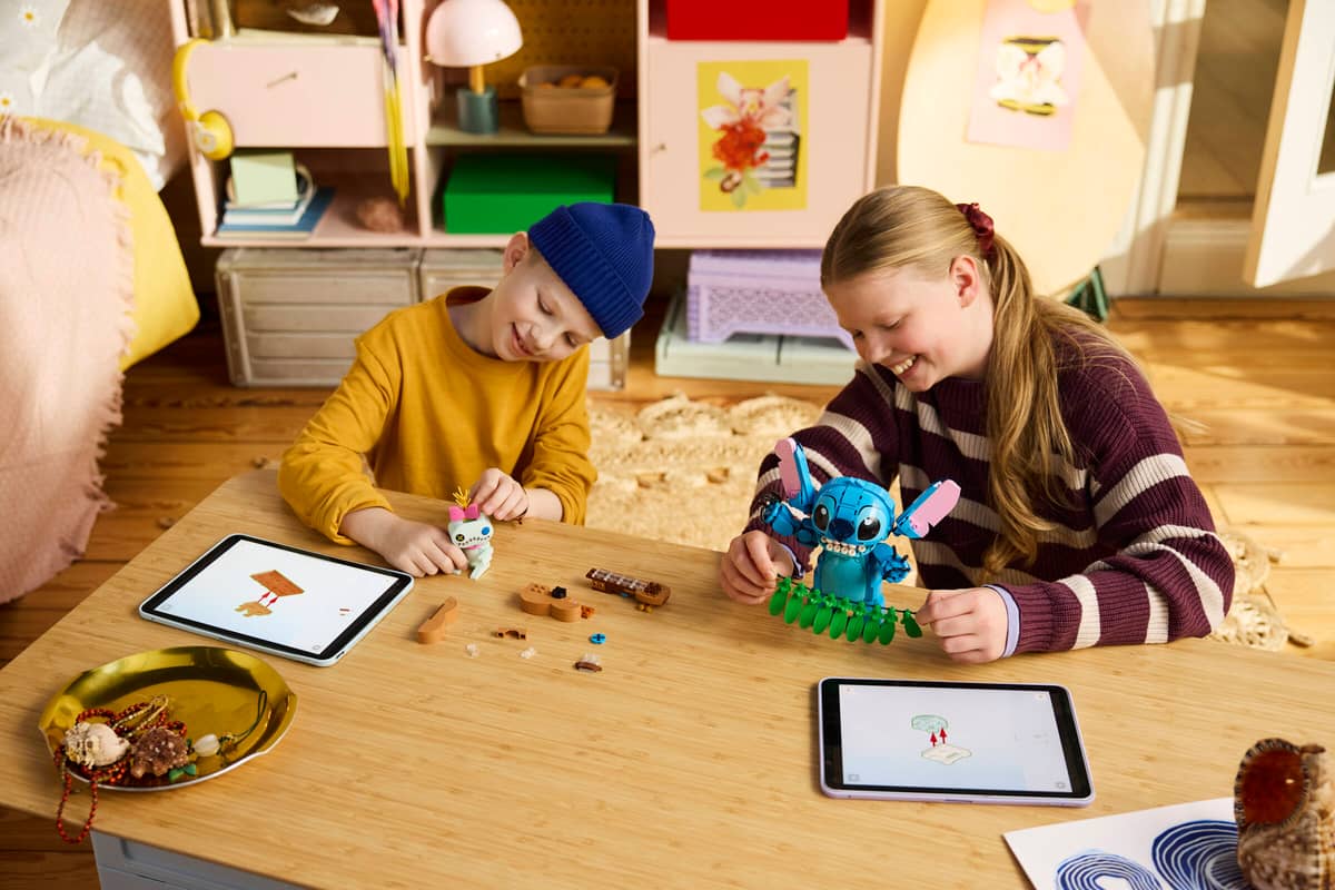 https://www.lego.com/cdn/cs/set/assets/blt44fe1e312dc73cd9/blt8b5c9faf4553b10e-43296_Lifestyle_Build.jpg?format=webply&fit=bounds&quality=70&width=800&height=800&dpr=1.5