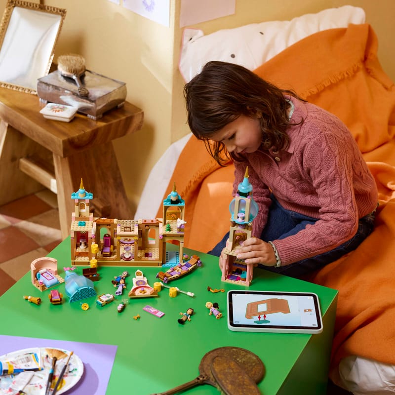 https://www.lego.com/cdn/cs/set/assets/blt42cf844a854a589e/blt97a4990d03023d2a-43297_Lifestyle_Build.jpg?fit=crop&quality=80&width=800&height=800&dpr=1