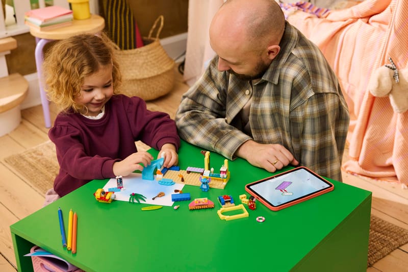 https://www.lego.com/cdn/cs/set/assets/bltd3350b4cbb9f0d8b/blta3c37610dc6a8633-43280_Lifestyle_Build.jpg?format=webply&fit=bounds&quality=80&width=800&height=800&dpr=1