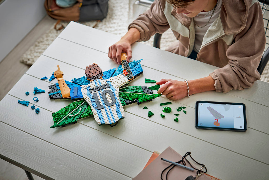 https://www.lego.com/cdn/cs/set/assets/blt117d4273153a534d/blta50644ebfa38dca6-43018_Lifestyle_build.jpg