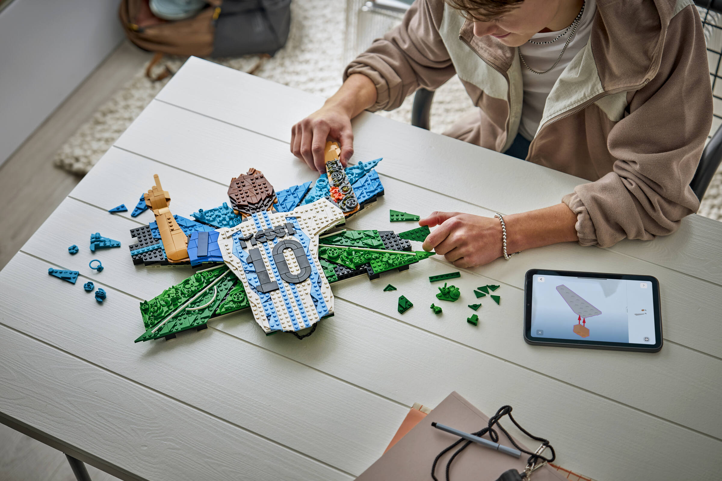 https://www.lego.com/cdn/cs/set/assets/blt117d4273153a534d/blta50644ebfa38dca6-43018_Lifestyle_build.jpg