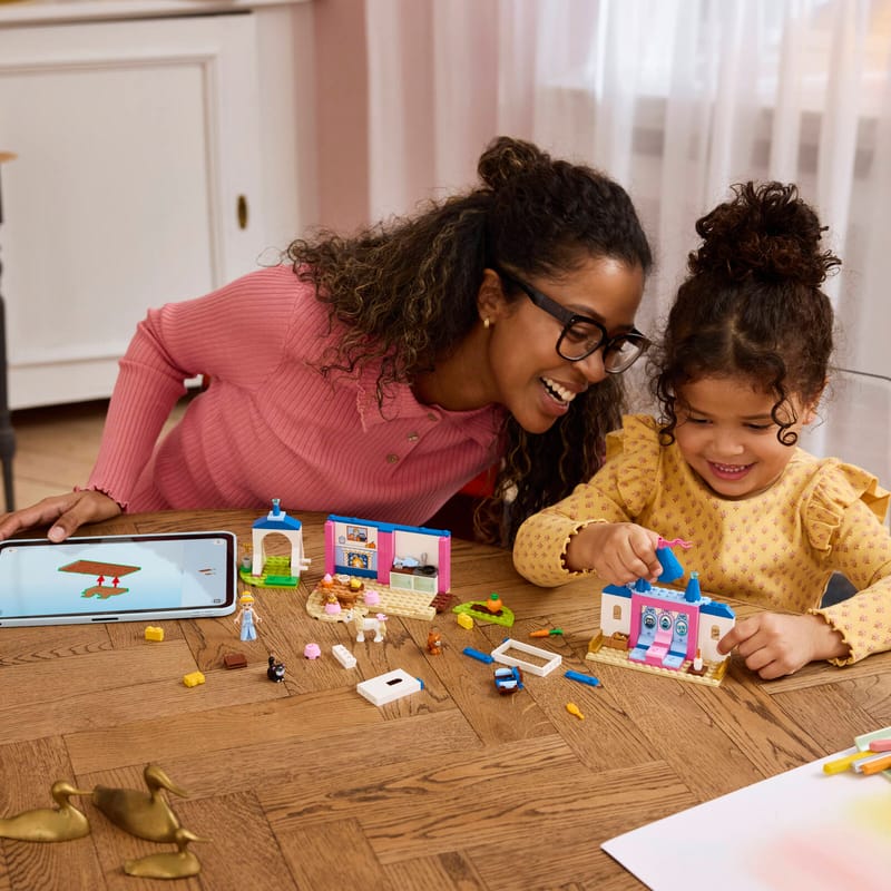 https://www.lego.com/cdn/cs/set/assets/blt39e805dda175f806/blta619083a86d101f7-43283_Lifestyle_Build.jpg?fit=crop&quality=80&width=800&height=800&dpr=1