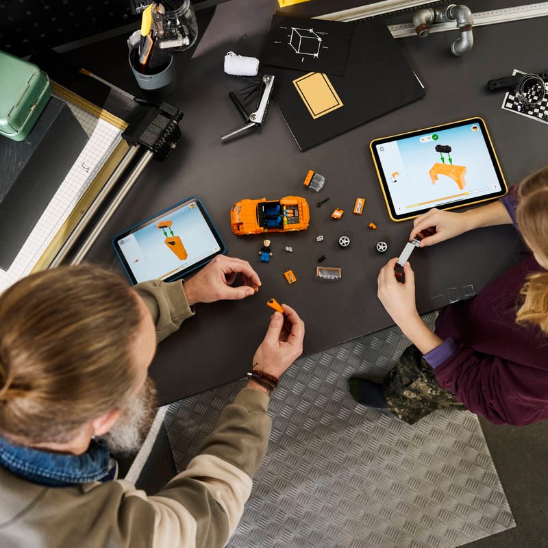 https://www.lego.com/cdn/cs/set/assets/blt8bb978e314495ec0/bltab8874e11ad4b2db-77260_Lifestyle_Build.jpg?fit=crop&quality=80&width=800&height=800&dpr=1