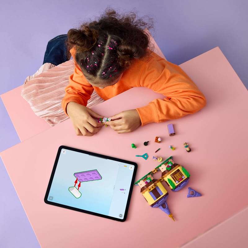 https://www.lego.com/cdn/cs/set/assets/blt58428160c7fe5ab0/bltd267807f9340e779-43294_Lifestyle_Build.jpg?fit=crop&quality=80&width=800&height=800&dpr=1