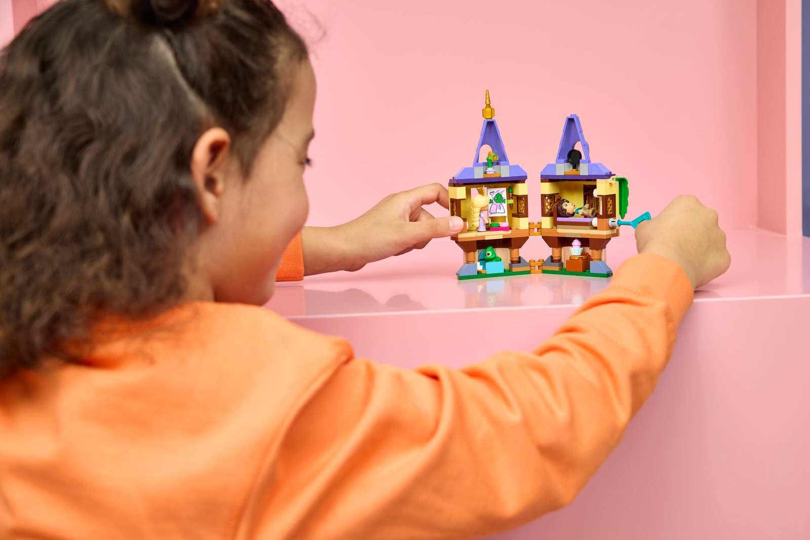 https://www.lego.com/cdn/cs/set/assets/blt8bd4ab175d78c37b/bltd267807f9340e779-43294_Lifestyle_Cons.jpg?format=webply&fit=bounds&quality=60&width=800&height=800&dpr=2