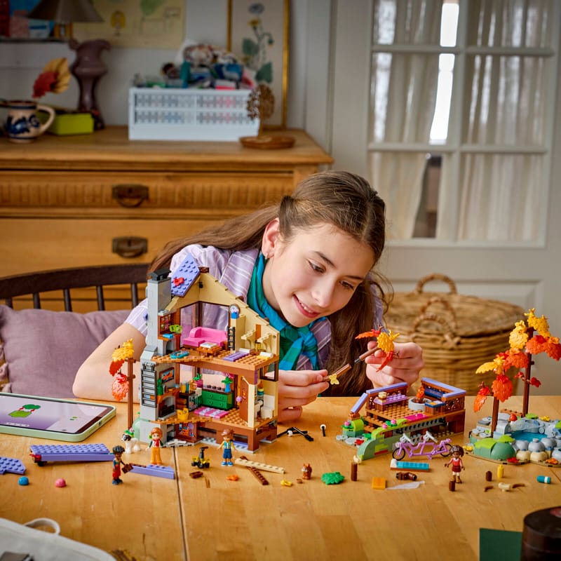 https://www.lego.com/cdn/cs/set/assets/blt4d66541746c685a4/bltd8d1735152ae9a8a-42705_Lifestyle_build.jpg?fit=crop&quality=80&width=800&height=800&dpr=1