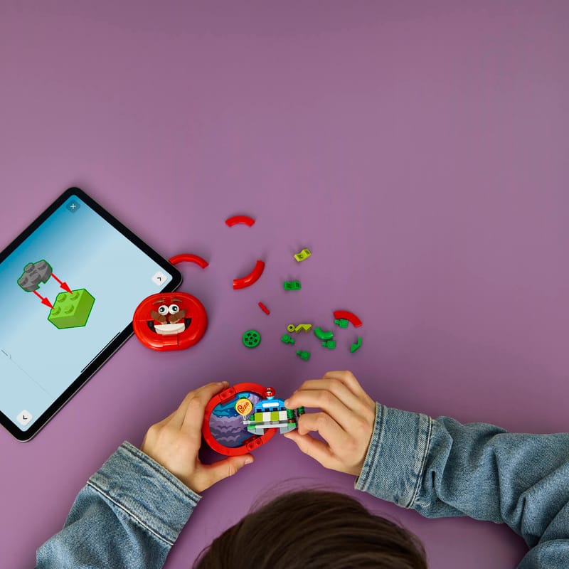 https://www.lego.com/cdn/cs/set/assets/bltb8413260e25a10eb/bltd99cbf541cfb8a9f-77079_Lifestyle_Build.jpg?fit=crop&quality=80&width=800&height=800&dpr=1