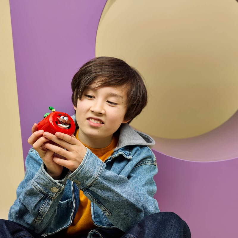 https://www.lego.com/cdn/cs/set/assets/blt4eb6127ed79debff/bltd99cbf541cfb8a9f-77079_Lifestyle_Cons.jpg?fit=crop&quality=80&width=800&height=800&dpr=1