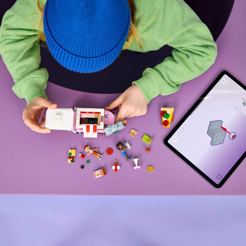 https://www.lego.com/cdn/cs/set/assets/bltb98f56517653370e/bltdd457730cd1254c4-42694_Lifestyle_Build.jpg?fit=crop&quality=80&width=800&height=800&dpr=1