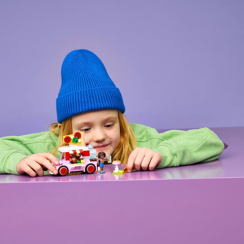 https://www.lego.com/cdn/cs/set/assets/bltd9606227bbbdee35/bltdd457730cd1254c4-42694_Lifestyle_Cons.jpg?fit=crop&quality=80&width=800&height=800&dpr=1