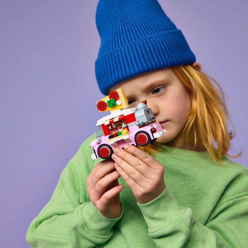 https://www.lego.com/cdn/cs/set/assets/blt3c90e1467c1983f3/bltdd457730cd1254c4-42694_Lifestyle_Cons_02.jpg?fit=crop&quality=80&width=800&height=800&dpr=1