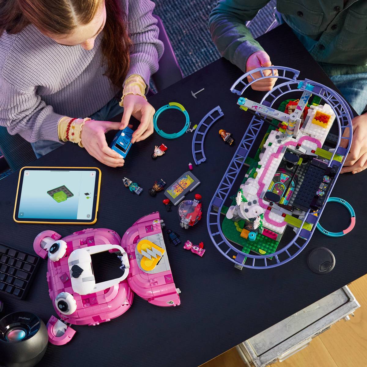 https://www.lego.com/cdn/cs/set/assets/blt59fb5176ad3cf56e/bltf4f2b1ee3281fb61-77082_Lifestyle_Build_crop.jpg?format=webply&fit=bounds&quality=70&width=800&height=800&dpr=1.5